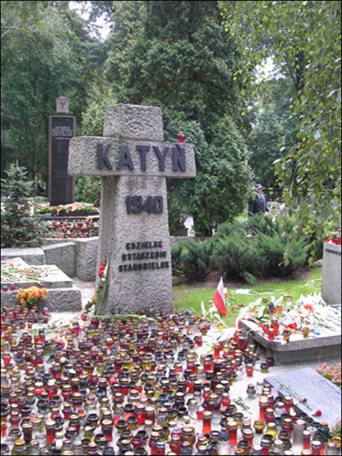 Катынский мемориал на кладбище Повонзки в Варшаве