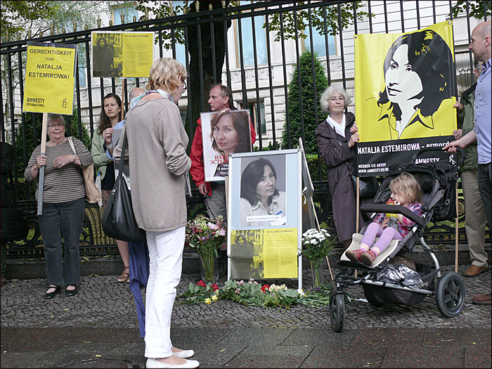 Акция памяти Натальи Эстемировой, которую провела Amnesty International у российского посольства в Берлине. Фото Peter Frank
