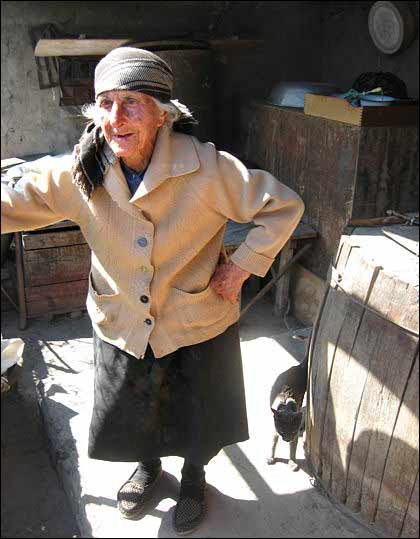 грузинка бабушка Елена в сожженном селе