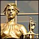 Статуя  Фемиды на здании Верховного Суда РФ. Чтобы богине правосудия было понятно, кого защищать от кого, никакой повязки на глазах у нее нет. Фото moscowwalks.ru 