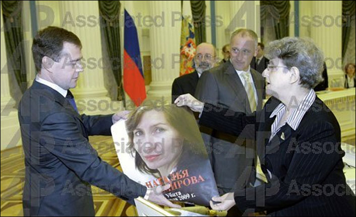 Правозащитник Светлана Ганнушкина и президент Дмитрий Медведев. Фото АР