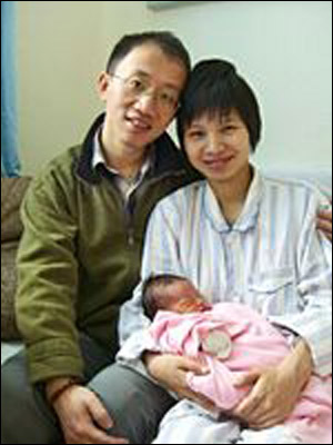 китайский правозащитник Ху Цзя с женой и ребенком