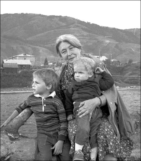 Зоя Крахмальникова с внуками