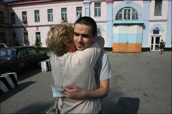 Артема Лоскутова встречают у ворот тюрьмы