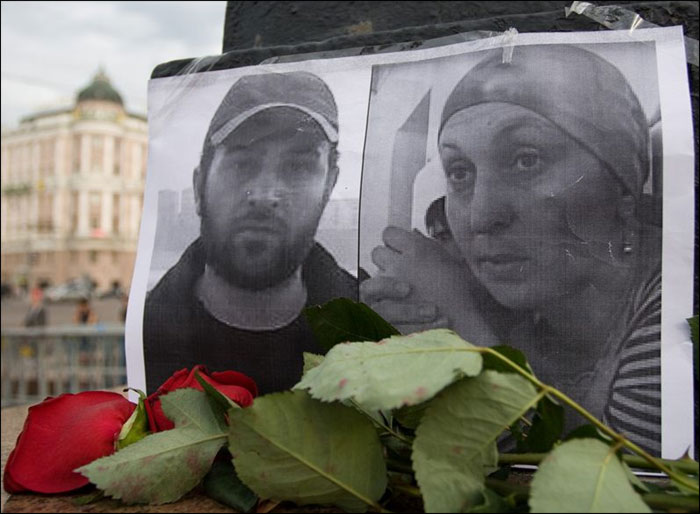 Портреты убитых Алика Джабраилова и Заремы Садулаевой (на траурном митинге в Москве, 13 августа 2009 года)