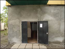 Вход в подвал пединститута в Грозном