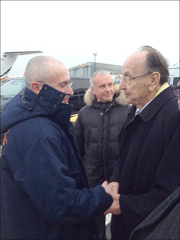 Михаил Ходорковский и Ганс-Дитрих Геншер. 20 декабря 2013 года. Аэропорт Берлин-Шёнефельд
