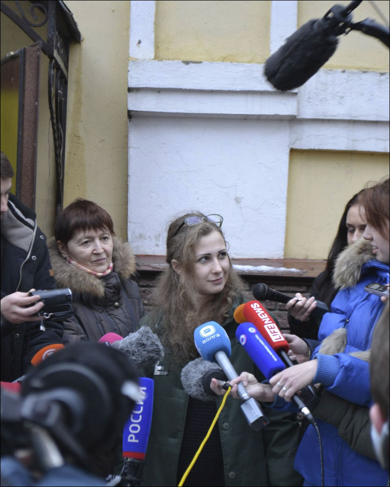 Мария Алехина возле Комитета против пыток. Нижний Новгород 23 декабря 2013
