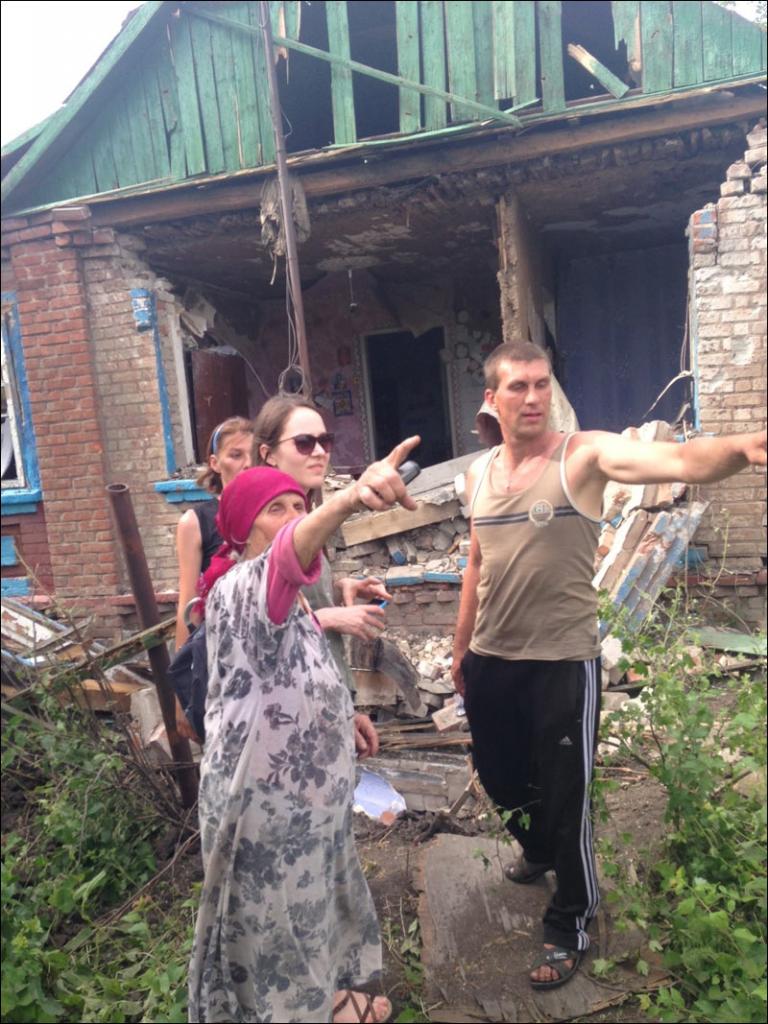Хьюман Райтс Вотч опрашивает жителей села Семеновка, Донецкая область, Украина Таня Локшина, HRW, 23 мая 2014 г. 